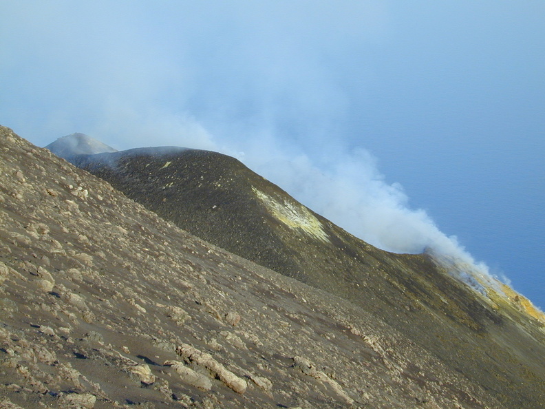 Stromboli Pizzo, von dem aus man einen guten Einblick in die darunter liegende Caldera hat. Stromboli (09).JPG